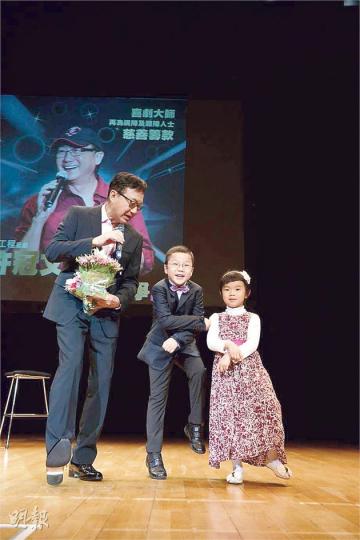 許冠文有孫仔孫女撐場兼齊齊跳舞,氣氛熱鬧。(攝影/記者:陳釗) 許冠文有孫仔孫女撐場兼齊齊跳舞,氣氛熱鬧。(攝影/記者:陳釗)