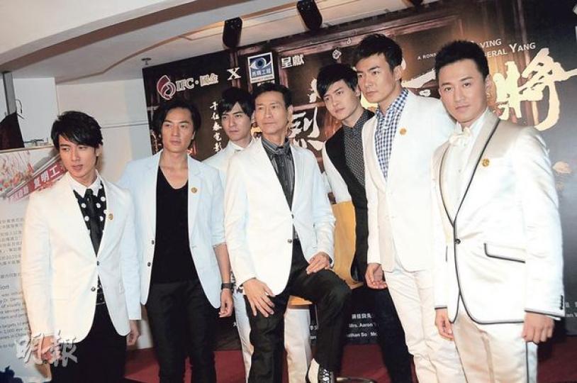 鄭少秋率領「兒子」吳尊、鄭伊健、周渝民、付辛博、于波及林峯為新片宣傳造勢。(攝影:梁榮達) 鄭少秋率領「兒子」吳尊、鄭伊健、周渝民、付辛博、于波及林峯為新片宣傳造勢。(攝影:梁榮達)