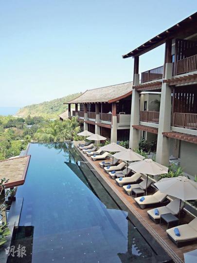 Avista Hideaway設有150間房間,位於半山,環境寧靜。(黃潔玲攝)Avista Hideaway位於半山,雖然沒有直達的沙灘,但在5分鐘車程內設有私人沙灘。(黃潔玲攝)早上的瑜伽課由醫師Alvin James指導,針對個人體質,教導合適的動作。(黃潔玲攝)頂級房間Pool Suite於房間設有獨立泳池。(黃潔玲攝)阿育吠陀專用的按摩木牀,木材有治癒效用。(黃潔玲攝)Avista Hideaway重視睡眠質素,選用的牀褥軟中帶硬,承托力很好。(黃潔玲攝)設計時尚通爽的大堂。(黃潔玲攝 Avista Hideaway設有150間房間,位於半山,環境寧靜。(黃潔玲攝)Avista Hideaway位於半山,雖然沒有直達的沙灘,但在5分鐘車程內設有私人沙灘。(黃潔玲攝)早上的瑜伽課由醫師Alvin James指導,針對個人體質,教導合適的動作。(黃潔玲攝)頂級房間Pool Suite於房間設有獨立泳池。(黃潔玲攝)阿育吠陀專用的按摩木牀,木材有治癒效用。(黃潔玲攝)Avista Hideaway重視睡眠質素,選用的牀褥軟中帶硬,承托力很好。(黃潔玲攝)設計時尚通爽的大堂。(黃潔玲攝