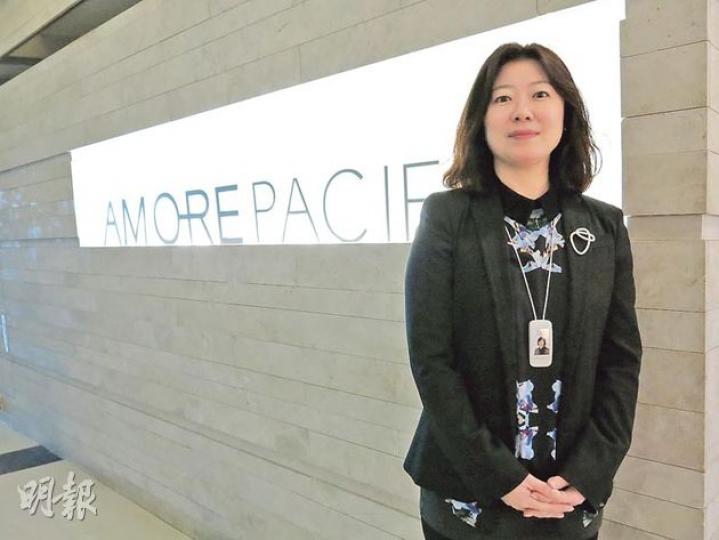 韓國最大化妝品集團AMOREPACIFIC Corporation顧客支援事業部樸水京表示,K-Pop走紅國際,旗下化妝品牌子以韓星作產品代言人,有助開拓海外市場。(冼韻姬攝)
韓國最大化妝品集團AMOREPACIFIC Corporation顧客支援事業部樸水京表示,K-Pop走紅國際,旗下化妝品牌子以韓星作產品代言人,有助開拓海外市場。(冼韻姬攝)