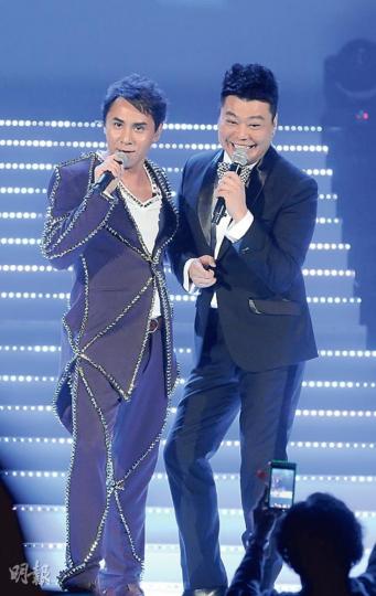 黃凱芹個唱尾場邀來好友阮兆祥任嘉賓,兩人合唱一曲《傾心》。(攝影﹕孫華中)
黃凱芹個唱尾場邀來好友阮兆祥任嘉賓,兩人合唱一曲《傾心》。(攝影﹕孫華中)