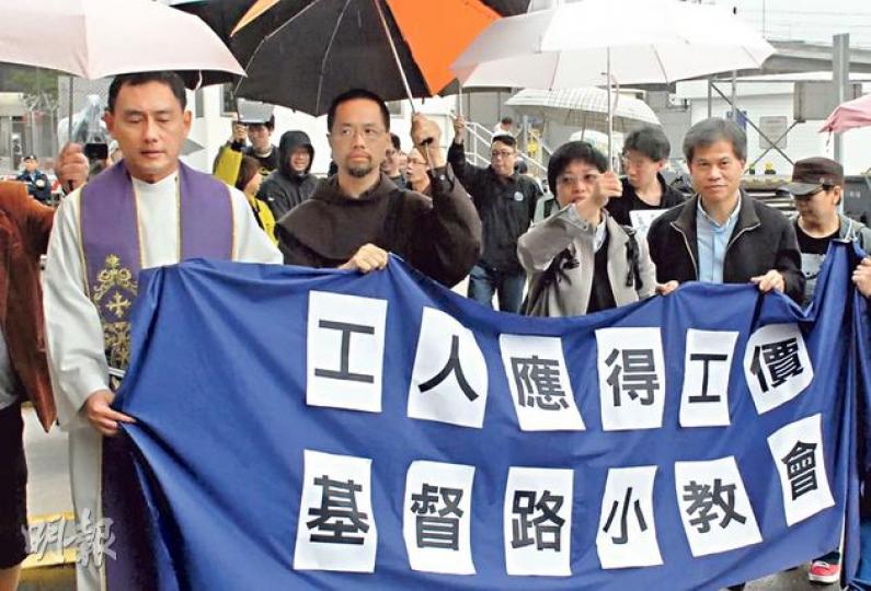 基督教路小教會傳道人張大衛(左一)昨與25名教徒到葵涌碼頭聲援工人。(伍浦鋒攝)
基督教路小教會傳道人張大衛(左一)昨與25名教徒到葵涌碼頭聲援工人。(伍浦鋒攝)