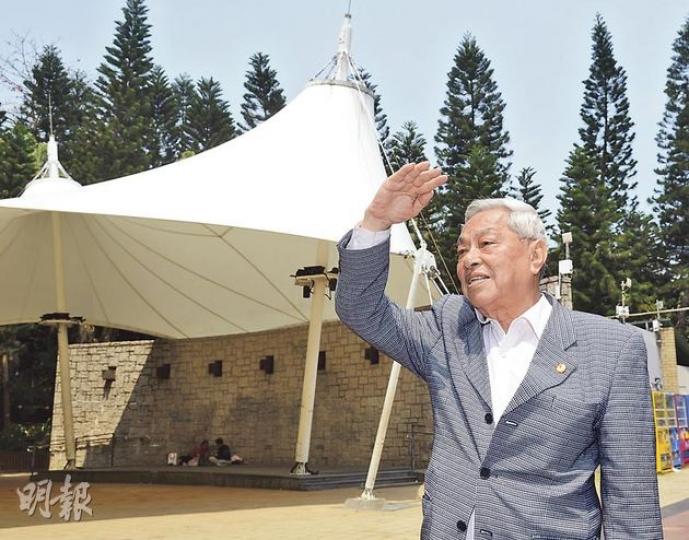 「維園阿伯」許金池早前重返「主場」維園接受訪問,穿得西裝筆挺的他,表明是「尊重記者」。(陳淑安攝)
「維園阿伯」許金池早前重返「主場」維園接受訪問,穿得西裝筆挺的他,表明是「尊重記者」。(陳淑安攝)