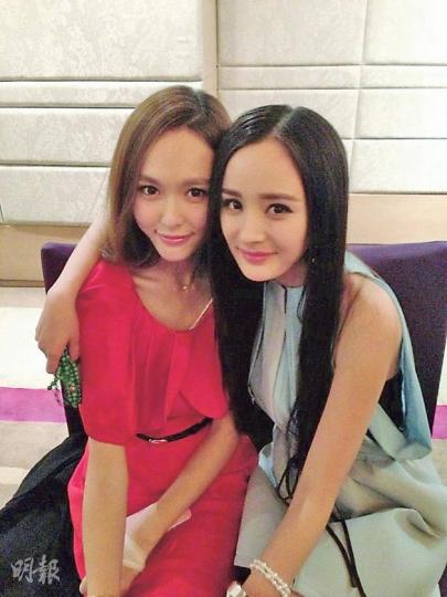楊冪(右)與唐嫣情同姊妹,一直在身邊支持。(微博圖片)
楊冪(右)與唐嫣情同姊妹,一直在身邊支持。(微博圖片)