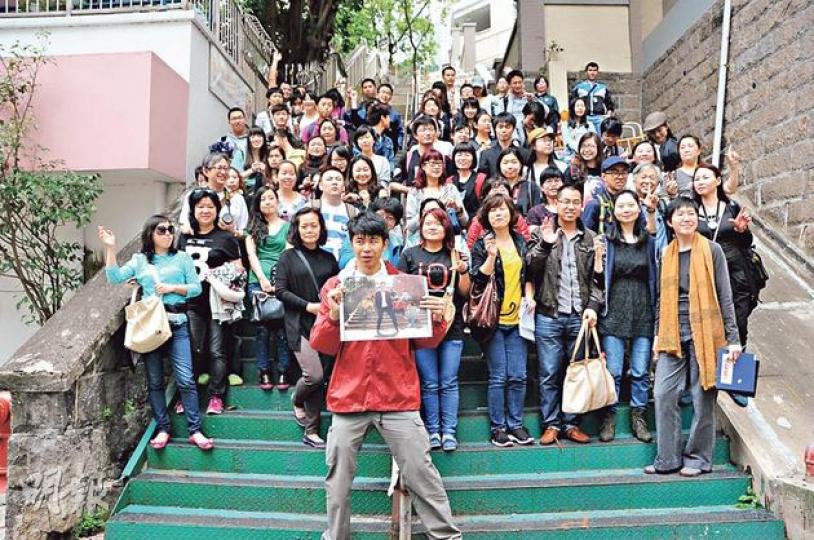 逾200名哥迷參加導賞遊,在上環磅巷石梯齊齊大跳《Stand Up》舞蹈。(攝影﹕鍾偉茵) 逾200名哥迷參加導賞遊,在上環磅巷石梯齊齊大跳《Stand Up》舞蹈。(攝影﹕鍾偉茵)
