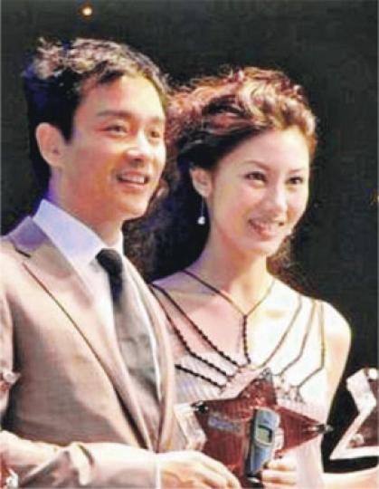 李嘉欣仍記得與張國榮最後見面的事情。(微博圖片)曾華倩形容張國榮是大家寵愛的超級巨星。(微博圖片)張國榮(右二)曾為甄子丹(右一)唱生日歌。(微博圖片) 李嘉欣仍記得與張國榮最後見面的事情。(微博圖片)曾華倩形容張國榮是大家寵愛的超級巨星。(微博圖片)張國榮(右二)曾為甄子丹(右一)唱生日歌。(微博圖片)