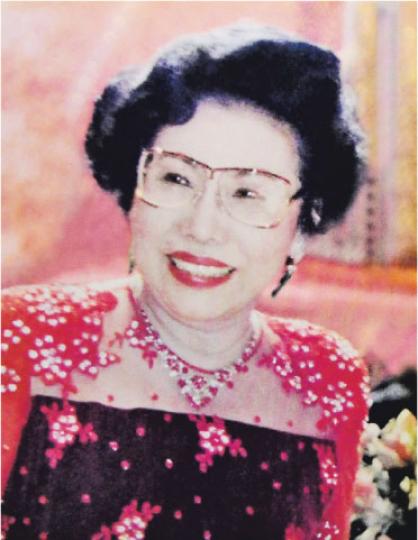 許佩是著名歌唱老師,在娛樂圈桃李滿門。(攝影/記者:林祖傑)鄭少秋希望許佩老師早登極樂。(攝影/記者:林祖傑)在靈堂協助打點的馬海倫表示,許佩老師的喪禮並無任何宗教儀式。(攝影/記者:林祖傑)范徐麗泰到靈堂拜祭許佩老師。(攝影/記者:林祖傑)李司棋(前)與溫柳媚(後)一身素服到靈堂致祭。(攝影/記者:林祖傑)徐小鳳一臉愁容送別許佩老師。(攝影/記者:林祖傑)謝賢(左起)、狄波拉、鬍鬚Kong送別故友。(攝影/記者:林祖傑) 許佩是著名歌唱老師,在娛樂圈桃李滿門。(攝影/記者:林祖傑)鄭少秋希望許佩老師早登極樂。(攝影/記者:林祖傑)在靈堂協助打點的馬海倫表示,許佩老師的喪禮並無任何宗教儀式。(攝影/記者:林祖傑)范徐麗泰到靈堂拜祭許佩老師。(攝影/記者:林祖傑)李司棋(前)與溫柳媚(後)一身素服到靈堂致祭。(攝影/記者:林祖傑)徐小鳳一臉愁容送別許佩老師。(攝影/記者:林祖傑)謝賢(左起)、狄波拉、鬍鬚Kong送別故友。(攝影/記者:林祖傑)