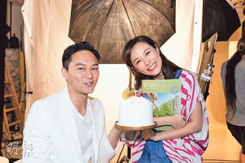 張智霖與劉心悠合作拍廣告,還送上蛋糕預祝劉心悠生日。(攝影/記者﹕柯美) 張智霖與劉心悠合作拍廣告,還送上蛋糕預祝劉心悠生日。(攝影/記者﹕柯美)