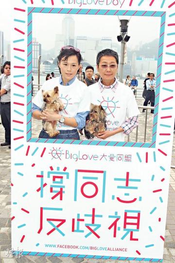趙式芝與楊如芯帶愛犬出席音樂會,非常恩愛。(攝影:梁迺楠)黃耀明與何韻詩在同志平權運動合唱張國榮的名曲《我》。(攝影:梁迺楠) 趙式芝與楊如芯帶愛犬出席音樂會,非常恩愛。(攝影:梁迺楠)黃耀明與何韻詩在同志平權運動合唱張國榮的名曲《我》。(攝影:梁迺楠)