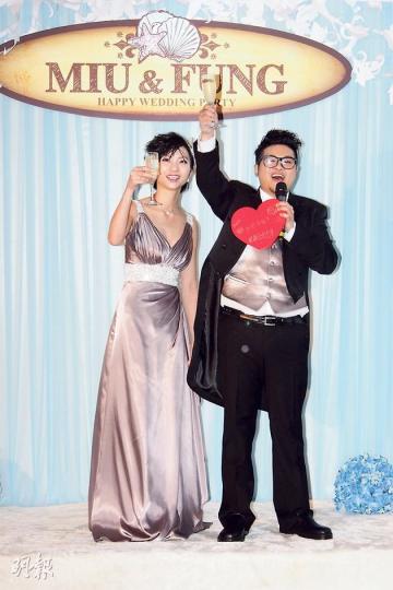 糖兄與女友Miu舉行婚禮酒會,一臉幸福接受眾人祝福。(攝影:梁迺楠)糖兄親吻女友Miu之後,高呼自己是好老公。(攝影:梁迺楠)蔡恩真堅稱不知道隊友田代麻衣發生何事。(攝影:梁迺楠)糖妹送上大利市給好友兼拍檔糖兄。(攝影:梁迺楠) 糖兄與女友Miu舉行婚禮酒會,一臉幸福接受眾人祝福。(攝影:梁迺楠)糖兄親吻女友Miu之後,高呼自己是好老公。(攝影:梁迺楠)蔡恩真堅稱不知道隊友田代麻衣發生何事。(攝影:梁迺楠)糖妹送上大利市給好友兼拍檔糖兄。(攝影:梁迺楠)