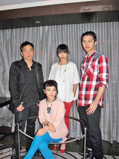 石頭(左起)、范曉萱、夏于喬、黃嘉樂希望電影《明天記得愛上我》在香港有好票房。(攝影/記者:柯美) 石頭(左起)、范曉萱、夏于喬、黃嘉樂希望電影《明天記得愛上我》在香港有好票房。(攝影/記者:柯美)