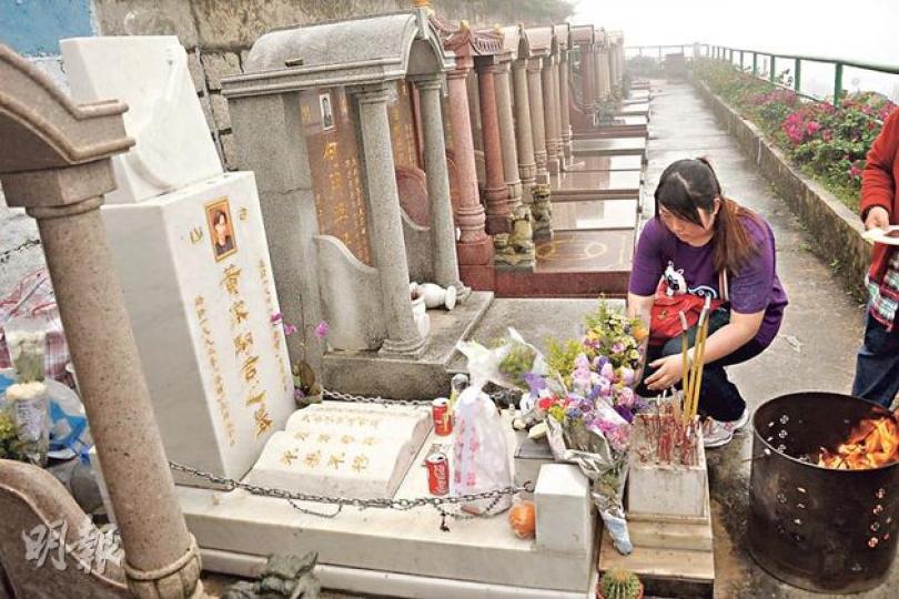 黃家駒粉絲帶了不少祭品拜祭偶像。(攝影/記者:陳釗)來自內地的粉絲遺憾Beyond紀念演唱會未能成事。(攝影/記者:陳釗)女粉絲為偶像陳百強打掃墓碑。(攝影/記者:陳釗)清明時節雨紛紛,新馬師曾(上圖)及葉世榮前太太的墓前(下圖)顯得格外冷清。(攝影/記者:陳釗)(攝影/記者:陳釗) 黃家駒粉絲帶了不少祭品拜祭偶像。(攝影/記者:陳釗)來自內地的粉絲遺憾Beyond紀念演唱會未能成事。(攝影/記者:陳釗)女粉絲為偶像陳百強打掃墓碑。(攝影/記者:陳釗)清明時節雨紛紛,新馬師曾(上圖)及葉世榮前太太的墓前(下圖)顯得格外冷清。(攝影/記者:陳釗)(攝影/記者:陳釗)