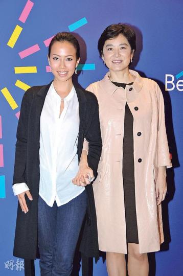 林青霞十指緊扣繼女邢嘉倩合照,以行動證明母女心連心。(攝影﹕鍾偉茵)張天愛與林青霞手拖手笑容一致,似為邢嘉倩成功創業同感欣慰。(攝影﹕鍾偉茵)林青霞與張天愛私下十分友好,甫見面不禁來個深情擁抱。(攝影﹕鍾偉茵)邢嘉倩視外公張有興與母親張天愛為學習榜樣。(攝影﹕鍾偉茵)由陶敏明陪同現身的的林青霞,其優雅氣質十年如一。(攝影﹕鍾偉茵)霍家新抱郭晶晶盛傳有喜,霍啟山昨日現身不代兄嫂回應。(攝影﹕鍾偉茵) 林青霞十指緊扣繼女邢嘉倩合照,以行動證明母女心連心。(攝影﹕鍾偉茵)張天愛與林青霞手拖手笑容一致,似為邢嘉倩成功創業同感欣慰。(攝影﹕鍾偉茵)林青霞與張天愛私下十分友好,甫見面不禁來個深情擁抱。(攝影﹕鍾偉茵)邢嘉倩視外公張有興與母親張天愛為學習榜樣。(攝影﹕鍾偉茵)由陶敏明陪同現身的的林青霞,其優雅氣質十年如一。(攝影﹕鍾偉茵)霍家新抱郭晶晶盛傳有喜,霍啟山昨日現身不代兄嫂回應。(攝影﹕鍾偉茵)