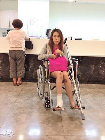 Naomi樂極生悲,駕駛高卡車生意外。(微博圖片) Naomi樂極生悲,駕駛高卡車生意外。(微博圖片)