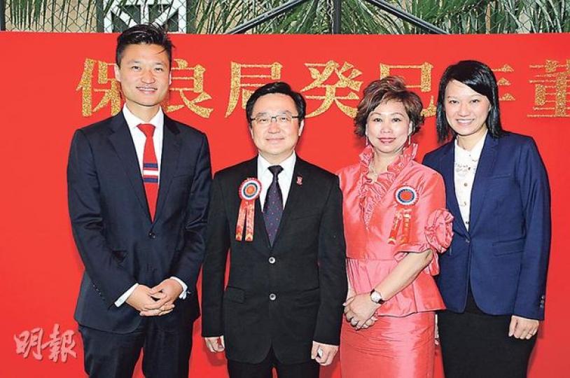 老爺鄭錦鐘博士(左二)榮升保良局新一任主席,胡可兒(右一)偕同老公及奶奶支持。(攝影:鍾偉茵) 老爺鄭錦鐘博士(左二)榮升保良局新一任主席,胡可兒(右一)偕同老公及奶奶支持。(攝影:鍾偉茵)