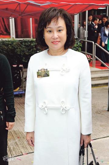 三太陳婉珍昨日精神奕奕全程微笑。(攝影:鍾偉茵)何超雲化失戀為購物力量,繼續享受購物樂。(微博圖片)四太梁安琪升為保良局第一副主席,兒子何猷亨及女兒何超欣到場力撐媽媽。(攝影:鍾偉茵)超欣非常有禮貌,主動與超鳳握手問好。(攝影:鍾偉茵) 三太陳婉珍昨日精神奕奕全程微笑。(攝影:鍾偉茵)何超雲化失戀為購物力量,繼續享受購物樂。(微博圖片)四太梁安琪升為保良局第一副主席,兒子何猷亨及女兒何超欣到場力撐媽媽。(攝影:鍾偉茵)超欣非常有禮貌,主動與超鳳握手問好。(攝影:鍾偉茵)