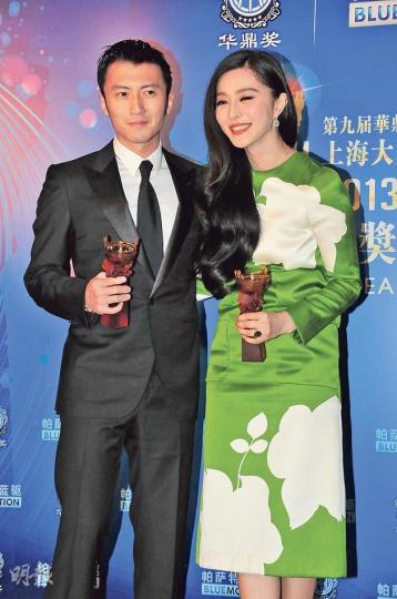 謝霆鋒與范冰冰分別獲得「最佳男、女主角獎」,對兩人的事業來說該是錦上添花。(攝影:鍾偉茵、梁迺楠)劉德華跪地頒發「年度成就獎」給「媽媽」葉德嫻。(攝影:鍾偉茵、梁迺楠)成龍從影53年憑《十二生肖》在港首奪「最佳導演獎」,主辦單位對他實在是眷顧。(攝影:鍾偉茵、梁迺楠)杜汶澤憑《DIVA華麗之后》獲最佳男配角獎。(攝影:鍾偉茵、梁迺楠)王寶強(左)與楊穎(右)分別獲「最受媒體歡迎男、女演員獎」。(攝影:鍾偉茵、梁迺楠)為電影界出力不少的鄒文懷(左)獲貿發局主席蘇澤光代表頒發「終身成就獎」,絕對實至 謝霆鋒與范冰冰分別獲得「最佳男、女主角獎」,對兩人的事業來說該是錦上添花。(攝影:鍾偉茵、梁迺楠)劉德華跪地頒發「年度成就獎」給「媽媽」葉德嫻。(攝影:鍾偉茵、梁迺楠)成龍從影53年憑《十二生肖》在港首奪「最佳導演獎」,主辦單位對他實在是眷顧。(攝影:鍾偉茵、梁迺楠)杜汶澤憑《DIVA華麗之后》獲最佳男配角獎。(攝影:鍾偉茵、梁迺楠)王寶強(左)與楊穎(右)分別獲「最受媒體歡迎男、女演員獎」。(攝影:鍾偉茵、梁迺楠)為電影界出力不少的鄒文懷(左)獲貿發局主席蘇澤光代表頒發「終身成就獎」,絕對實至