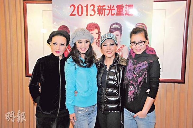 完成20場舞台劇《我和春天有個約會》演出,劉雅麗(左起)、米雪、陳潔靈及蘇玉華顯得不捨。(攝影/記者:林祖傑) 完成20場舞台劇《我和春天有個約會》演出,劉雅麗(左起)、米雪、陳潔靈及蘇玉華顯得不捨。(攝影/記者:林祖傑)