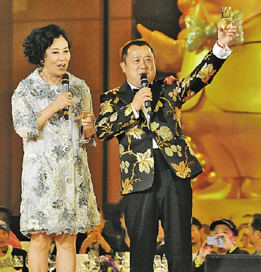 曾志偉借醉向汪明荃及羅家英(下圖)道歉,解開多年心結。(攝影:孫華中 陳釗)羅家英(攝影:孫華中 陳釗)譚詠麟(左起)、孫楠、成龍、曾志偉、阿叻合唱《朋友》答謝嘉賓畀面出席。(攝影:孫華中 陳釗)半醉的曾志偉在黃杏秀陪伴下切生日蛋糕。(攝影:孫華中 陳釗)手推車加櫈一向是送走曾志偉的「道具」,相信他這晚難逃醉酒命運。(攝影:孫華中 陳釗)曾國祥與曾寶儀細訴與父親曾志偉的往事。(攝影:孫華中 陳釗)除了600位賓客之外,現任太太也來陪伴曾志偉慶祝60大壽。(攝影:孫華中 陳釗)周杰倫彈鋼琴為契爺曾 曾志偉借醉向汪明荃及羅家英(下圖)道歉,解開多年心結。(攝影:孫華中 陳釗)羅家英(攝影:孫華中 陳釗)譚詠麟(左起)、孫楠、成龍、曾志偉、阿叻合唱《朋友》答謝嘉賓畀面出席。(攝影:孫華中 陳釗)半醉的曾志偉在黃杏秀陪伴下切生日蛋糕。(攝影:孫華中 陳釗)手推車加櫈一向是送走曾志偉的「道具」,相信他這晚難逃醉酒命運。(攝影:孫華中 陳釗)曾國祥與曾寶儀細訴與父親曾志偉的往事。(攝影:孫華中 陳釗)除了600位賓客之外,現任太太也來陪伴曾志偉慶祝60大壽。(攝影:孫華中 陳釗)周杰倫彈鋼琴為契爺曾