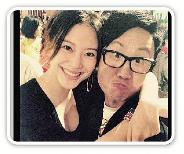 上圍升Cup的應采兒與鄭中基合照時露出事業線。(微博圖片) 上圍升Cup的應采兒與鄭中基合照時露出事業線。(微博圖片)