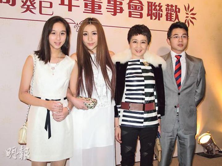 賭王四太梁安琪出席保良局晚宴,有子女超欣、超盈(左一及左二)、何猷亨(右一)陪伴,她當然開心。(攝影/記者:李潔盈) 賭王四太梁安琪出席保良局晚宴,有子女超欣、超盈(左一及左二)、何猷亨(右一)陪伴,她當然開心。(攝影/記者:李潔盈)