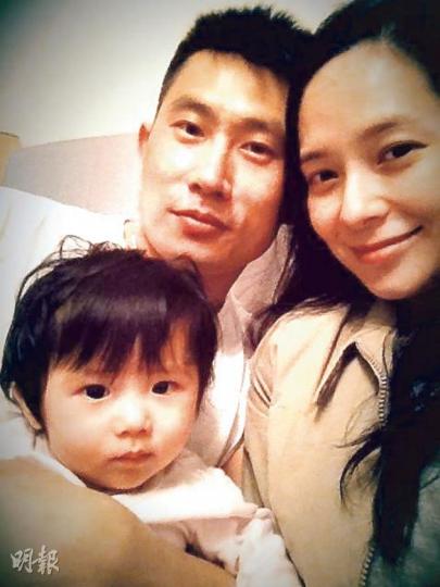 郭羨妮上載全家福,以行動粉碎婚變傳言。(微博圖片) 郭羨妮上載全家福,以行動粉碎婚變傳言。(微博圖片)