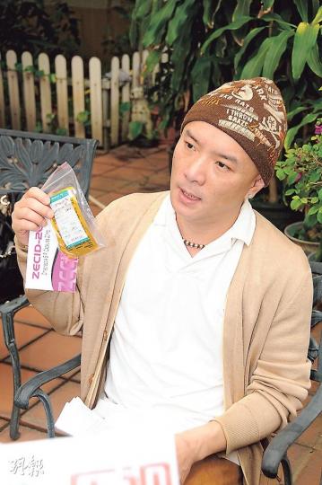 張衛彝患上抑鬱症,他說醫藥費要自己支付,手上是醫生贈送的藥物。(明報記者攝) 張衛彝伸手入口數甩掉的牙,訴說無錢整牙的境况。(明報記者攝) 張衛彝昨午在上水寓所會見記者,催促胞兄張衛健歸還2000萬元佣金。(明報記者攝) 記者會在花園舉行,放滿張衛健的作品、獎項。(明報記者攝) 張衛彝患上抑鬱症,他說醫藥費要自己支付,手上是醫生贈送的藥物。(明報記者攝) 張衛彝伸手入口數甩掉的牙,訴說無錢整牙的境况。(明報記者攝) 張衛彝昨午在上水寓所會見記者,催促胞兄張衛健歸還2000萬元佣金。(明報記者攝) 記者會在花園舉行,放滿張衛健的作品、獎項。(明報記者攝)
