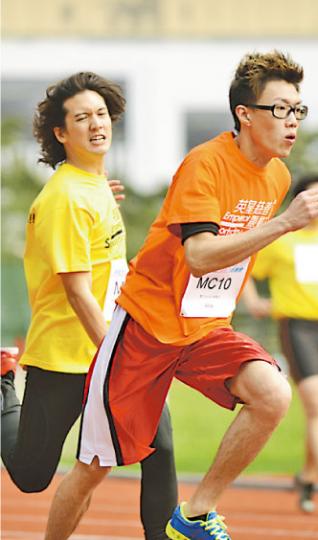 關智斌(左)不滿被少爺占擺上枱,大叫﹕「豈有此理!」(攝影:孫華中) 關智斌(左)不滿被少爺占擺上枱,大叫﹕「豈有此理!」(攝影:孫華中)