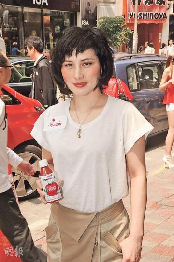 何超儀笑言老公陳子聰用酒溝番茄汁飲。(攝影/記者:陳釗) 何超儀笑言老公陳子聰用酒溝番茄汁飲。(攝影/記者:陳釗)