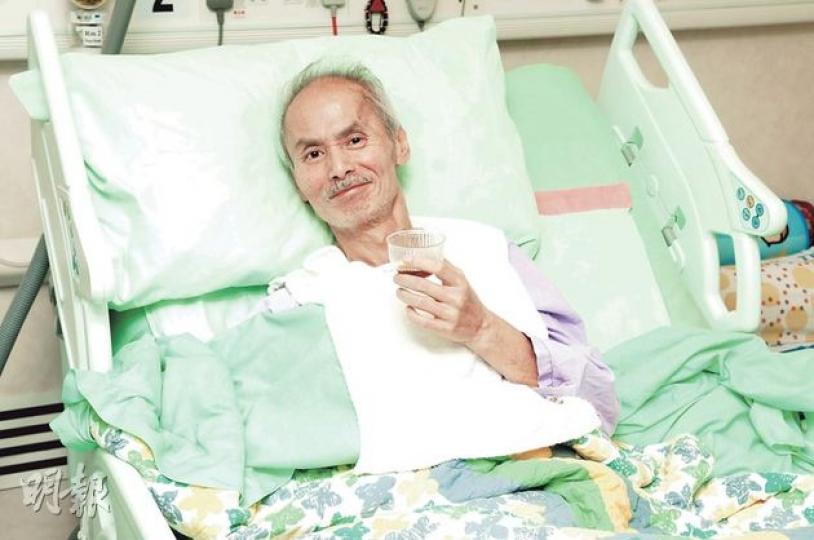 62歲的劉家輝中風要長期臥牀,外形難與昔日的武打明星形象相比,但他保持明星風範,拍照時擺出他認為最好的甫士。(攝影﹕孫華中)Amy、阿姨為家輝哥買蛋糕,他開心得豎起大拇指畀Like。(攝影﹕孫華中)家輝哥仍很注重外貌,指甲不靚他會不開心,要Amy為他修甲才拍照。(攝影﹕孫華中)晚餐有花膠燉湯外,醫院提供膳食也很豐富,劉家輝胃口好時可以吃清。(攝影﹕孫華中) 62歲的劉家輝中風要長期臥牀,外形難與昔日的武打明星形象相比,但他保持明星風範,拍照時擺出他認為最好的甫士。(攝影﹕孫華中)Amy、阿姨為家輝哥買蛋糕,他開心得豎起大拇指畀Like。(攝影﹕孫華中)家輝哥仍很注重外貌,指甲不靚他會不開心,要Amy為他修甲才拍照。(攝影﹕孫華中)晚餐有花膠燉湯外,醫院提供膳食也很豐富,劉家輝胃口好時可以吃清。(攝影﹕孫華中)