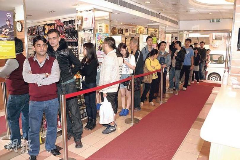 陳奕迅演唱會門票昨日正式公開發售,市民一早排隊撲飛。(攝影/記者:陳釗) 陳奕迅演唱會門票昨日正式公開發售,市民一早排隊撲飛。(攝影/記者:陳釗)