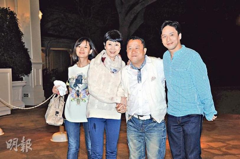 陳寶珠現身派對,為壽星曾志偉帶來驚喜,兩旁為陳寶珠兒子楊天經和新抱吳文珊。(攝影﹕鍾偉茵、梁迺楠)邱淑貞一家五口都有參加志偉生日派對,大女沈月(右一)離開時箭步行前,老公沈嘉偉殿後抱着細女沈星。(攝影﹕鍾偉茵、梁迺楠)吳君如偕同吳媽媽、導演男友陳可辛和女兒陳是知,三代同堂享家庭樂。(攝影﹕鍾偉茵、梁迺楠)上山安娜手拖邱淑貞的二女沈日(左一)和自己女兒Hilary(右一)步出時笑笑口,似乎玩得好開心。(攝影﹕鍾偉茵、梁迺楠) 陳寶珠現身派對,為壽星曾志偉帶來驚喜,兩旁為陳寶珠兒子楊天經和新抱吳文珊。(攝影﹕鍾偉茵、梁迺楠)邱淑貞一家五口都有參加志偉生日派對,大女沈月(右一)離開時箭步行前,老公沈嘉偉殿後抱着細女沈星。(攝影﹕鍾偉茵、梁迺楠)吳君如偕同吳媽媽、導演男友陳可辛和女兒陳是知,三代同堂享家庭樂。(攝影﹕鍾偉茵、梁迺楠)上山安娜手拖邱淑貞的二女沈日(左一)和自己女兒Hilary(右一)步出時笑笑口,似乎玩得好開心。(攝影﹕鍾偉茵、梁迺楠)