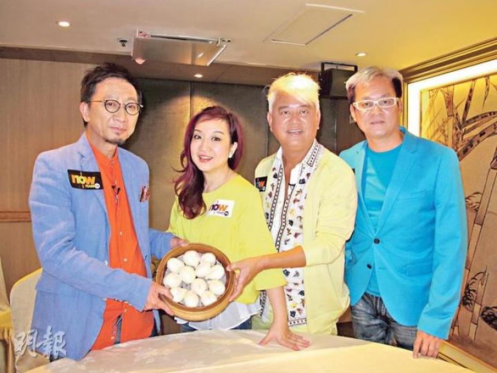 吳錫輝(左)送上壽包給剛生日的黃杏秀,阿叻(右二)及胞弟陳百燊(右)一起合照。(攝影/記者﹕柯美) 吳錫輝(左)送上壽包給剛生日的黃杏秀,阿叻(右二)及胞弟陳百燊(右)一起合照。(攝影/記者﹕柯美)