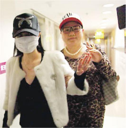 傳干露露做「小三」被人打致毁容,照片更在網上流傳,日前她與母親就在某整形機構出現。(攝影﹕娛樂組) 傳干露露做「小三」被人打致毁容,照片更在網上流傳,日前她與母親就在某整形機構出現。(攝影﹕娛樂組)
