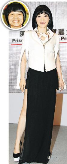陳慧嫻以今年流行的Vidal Sassoon髮型亮相,大家覺得跟「八両金頭」是否相似?(攝影:鍾偉茵)阿倫送上編號001的員工證給陳慧嫻,歡迎她重投舊東家寶麗金懷抱。(攝影:鍾偉茵) 陳慧嫻以今年流行的Vidal Sassoon髮型亮相,大家覺得跟「八両金頭」是否相似?(攝影:鍾偉茵)阿倫送上編號001的員工證給陳慧嫻,歡迎她重投舊東家寶麗金懷抱。(攝影:鍾偉茵)