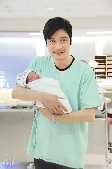 雖然羅嘉良滿面鬍鬚,但手抱囡囡的他仍難掩做爸爸的喜悅。(攝影:鍾偉茵)(攝影:鍾偉茵)蘇岩昨晨出發往醫院生囡囡前,在微博上載巨肚照,並說:「媽媽已經OK,生孩子去!」(微博圖片) 雖然羅嘉良滿面鬍鬚,但手抱囡囡的他仍難掩做爸爸的喜悅。(攝影:鍾偉茵)(攝影:鍾偉茵)蘇岩昨晨出發往醫院生囡囡前,在微博上載巨肚照,並說:「媽媽已經OK,生孩子去!」(微博圖片)
