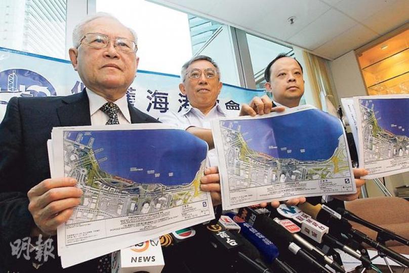 保護海港協會顧問徐嘉慎(左)、協會主席陸恭正(中)及副主席李傑偉(右)展示政府過去就中環填海工程諮詢公眾的文件,未有在圖則列明軍用碼頭的範圍及興建碼頭設施。(李紹昌攝) 保護海港協會顧問徐嘉慎(左)、協會主席陸恭正(中)及副主席李傑偉(右)展示政府過去就中環填海工程諮詢公眾的文件,未有在圖則列明軍用碼頭的範圍及興建碼頭設施。(李紹昌攝)
