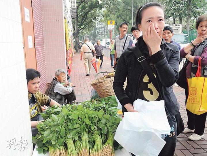 商販擔心貨物變壞血本無歸,唯有就地在對面小學外擺賣減價求清貨,但被驅趕,菜販袁女士哭訴:「不在這裏賣,到哪裏?」(蔡方山攝) 商販擔心貨物變壞血本無歸,唯有就地在對面小學外擺賣減價求清貨,但被驅趕,菜販袁女士哭訴:「不在這裏賣,到哪裏?」(蔡方山攝)