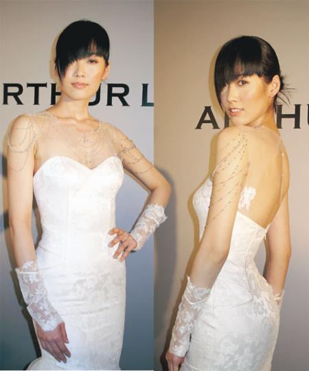 林莉這襲露背婚紗性感又高貴。(攝影/記者:柯美) 林莉這襲露背婚紗性感又高貴。(攝影/記者:柯美)