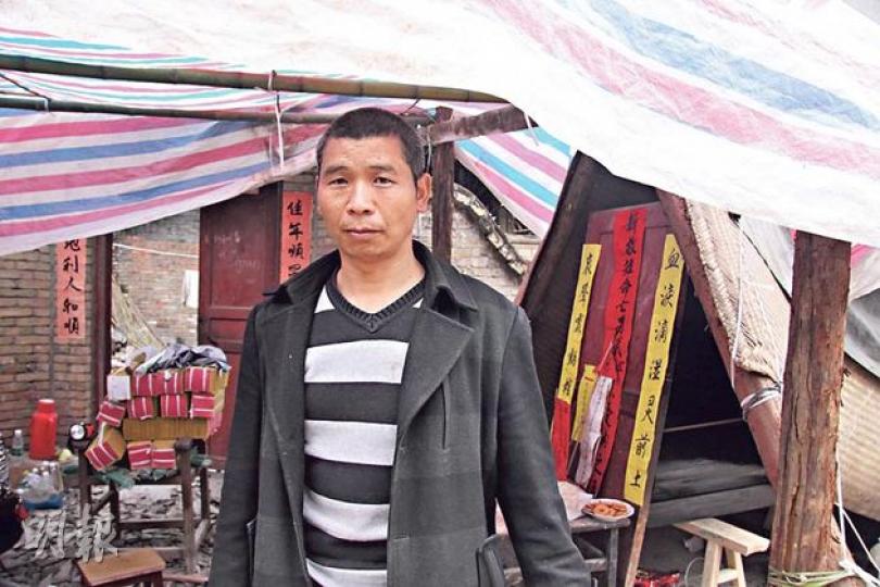 失去兒子的父親彭勇表示,現在暫不考慮再生育小孩。(麥俊攝)彭勇的家是用磚頭砌成,這就是他遇難兒子所住的房間,幾乎全部倒塌。(麥俊攝) 失去兒子的父親彭勇表示,現在暫不考慮再生育小孩。(麥俊攝)彭勇的家是用磚頭砌成,這就是他遇難兒子所住的房間,幾乎全部倒塌。(麥俊攝)