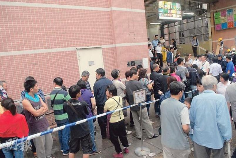 黃大仙大成街街市三級火後,部分商戶昨排隊返回火警現場察看災後情况。(林耀華攝) 黃大仙大成街街市三級火後,部分商戶昨排隊返回火警現場察看災後情况。(林耀華攝)