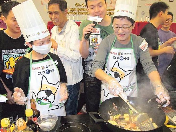 民主黨黃碧雲(前右)接棒做「地獄廚神」,被主持發現佢用跌過落地嘅蘋果炒餸!(林凱旻攝)立法會主席曾鈺成(右二)喺賽前拎住鉸剪扮「剪布」,新民黨田北辰(右三)仲提供紙巾做道具。(林凱旻攝) 民主黨黃碧雲(前右)接棒做「地獄廚神」,被主持發現佢用跌過落地嘅蘋果炒餸!(林凱旻攝)立法會主席曾鈺成(右二)喺賽前拎住鉸剪扮「剪布」,新民黨田北辰(右三)仲提供紙巾做道具。(林凱旻攝)