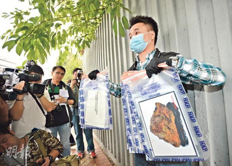 毒販用一張吸水紙滲透高純度可卡因,將吸水紙夾附在A4尺寸的相片,再把相片過膠。有關毒相片的圖像包括圖中警員展示的藝術石雕品。(盧翊銘攝) 毒販用一張吸水紙滲透高純度可卡因,將吸水紙夾附在A4尺寸的相片,再把相片過膠。有關毒相片的圖像包括圖中警員展示的藝術石雕品。(盧翊銘攝)