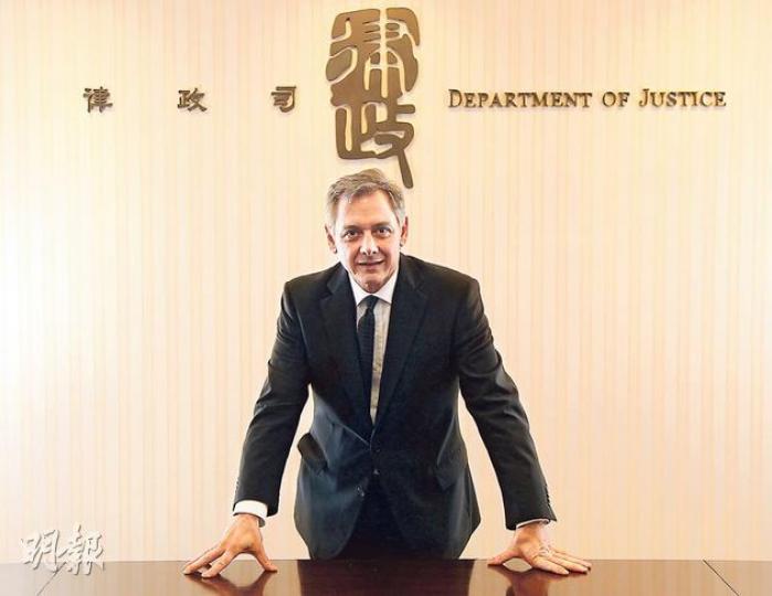 本身為資深大律師的刑事檢控專員薛偉成,將於今年「退位讓賢」,他接受訪問時表示退休後會繼續從事法律專業,但未透露會否出任法官及其繼任人選。(林俊源攝) 本身為資深大律師的刑事檢控專員薛偉成,將於今年「退位讓賢」,他接受訪問時表示退休後會繼續從事法律專業,但未透露會否出任法官及其繼任人選。(林俊源攝)