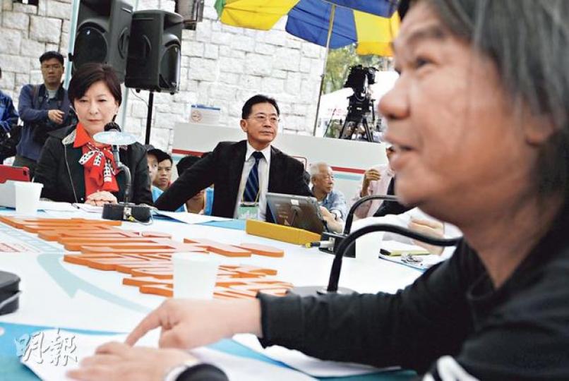 社民連梁國雄(右)昨與民建聯蔣麗芸(左)在《城市論壇》上激辯,蔣批評梁國雄能以「拉布」迫使政府讓步的機會極微,質疑他只為爭見報率,梁國雄反指蔣也力撐特首梁振英,令「全華南的女人都識你」。(李澤彤攝) 社民連梁國雄(右)昨與民建聯蔣麗芸(左)在《城市論壇》上激辯,蔣批評梁國雄能以「拉布」迫使政府讓步的機會極微,質疑他只為爭見報率,梁國雄反指蔣也力撐特首梁振英,令「全華南的女人都識你」。(李澤彤攝)