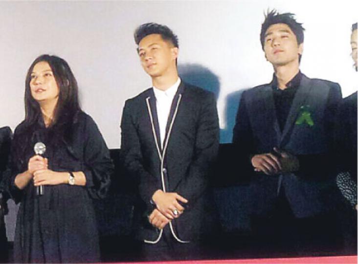 趙薇昨晚執導的電影《致我們終將逝去的青春》首映,她與韓庚、趙又廷均穿上黑衣並戴上綠絲帶向死難者致哀。(微博圖片) 趙薇昨晚執導的電影《致我們終將逝去的青春》首映,她與韓庚、趙又廷均穿上黑衣並戴上綠絲帶向死難者致哀。(微博圖片)