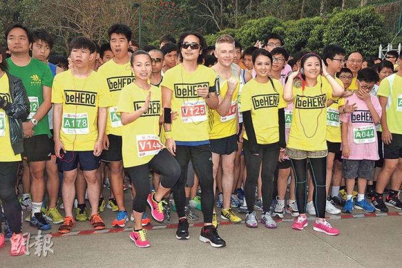 鄭融(左起)、林德信及Mark Ryan昨日參加慈善跑,結果Mark Ryan奪名人組冠軍,烏龍的林德信則獲得名人組亞軍。(攝影/記者:陳釗)谷德昭(左)與谷祖琳(右)落力推廣,希望大眾認識思覺失調這病症。(攝影/記者:陳釗)李兆基大仔李家傑做善事不遺餘力,昨日就為慈善跑主持起步禮。(攝影/記者:陳釗) 鄭融(左起)、林德信及Mark Ryan昨日參加慈善跑,結果Mark Ryan奪名人組冠軍,烏龍的林德信則獲得名人組亞軍。(攝影/記者:陳釗)谷德昭(左)與谷祖琳(右)落力推廣,希望大眾認識思覺失調這病症。(攝影/記者:陳釗)李兆基大仔李家傑做善事不遺餘力,昨日就為慈善跑主持起步禮。(攝影/記者:陳釗)