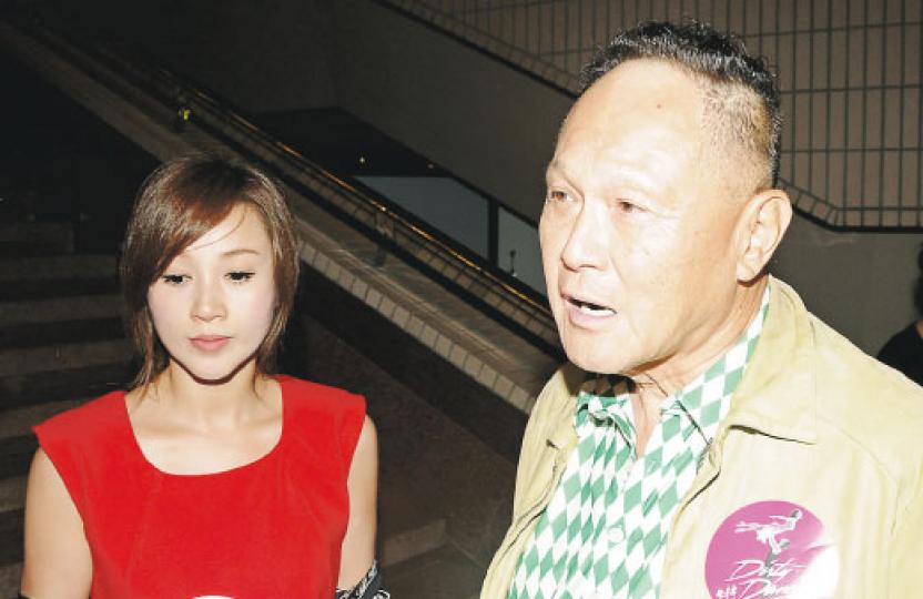 趙世曾與紅衣新女伴到場,他表示女方是其內地的秘書,並非女友。(攝影:孫華中)趙式芝前晚與同性伴侶楊如芯到文化中心欣賞舞台劇,同場父親也有出現,可是三人卻前後腳到場。(攝影:孫華中) 趙世曾與紅衣新女伴到場,他表示女方是其內地的秘書,並非女友。(攝影:孫華中)趙式芝前晚與同性伴侶楊如芯到文化中心欣賞舞台劇,同場父親也有出現,可是三人卻前後腳到場。(攝影:孫華中)