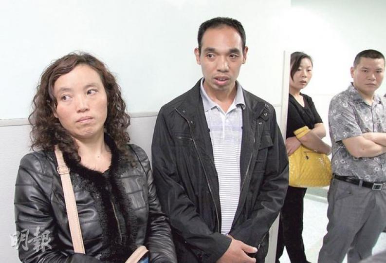 黃思怡的母親孫小琴(左起)及父親黃永強在ICU門外神情呆滯地等待着女兒的治療消息。(麥俊攝)昨日下午,黃思怡暫時脫離生命危險後,又要做手術,由醫護人員推入手術室。(麥俊攝) 黃思怡的母親孫小琴(左起)及父親黃永強在ICU門外神情呆滯地等待着女兒的治療消息。(麥俊攝)昨日下午,黃思怡暫時脫離生命危險後,又要做手術,由醫護人員推入手術室。(麥俊攝)
