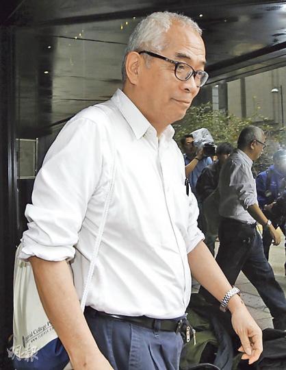 程翔昨到庭支持港大同窗麥齊光,他相信麥不會蓄意欺騙政府。(李澤彤攝)一頭白髮的麥齊光胞弟(圖),與胞兄猶如「餅印」,他昨亦到庭支持兄長。(李澤彤攝) 程翔昨到庭支持港大同窗麥齊光,他相信麥不會蓄意欺騙政府。(李澤彤攝)一頭白髮的麥齊光胞弟(圖),與胞兄猶如「餅印」,他昨亦到庭支持兄長。(李澤彤攝)